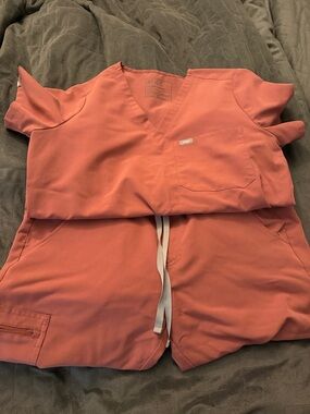Figs mauve V-Neck Scrub Top and Drawstring Pants